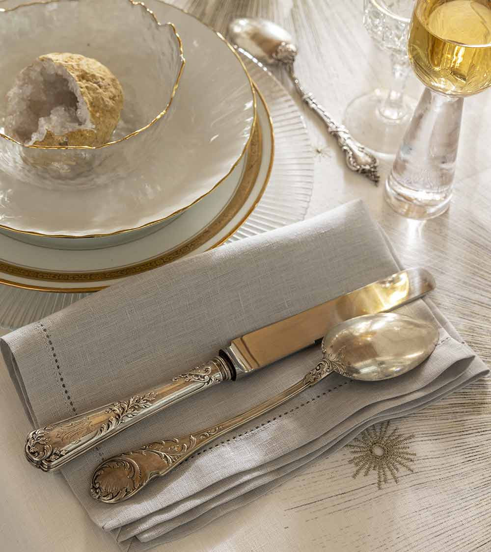 Nappe en lin brodée Poussière d’étoile, prestige de France