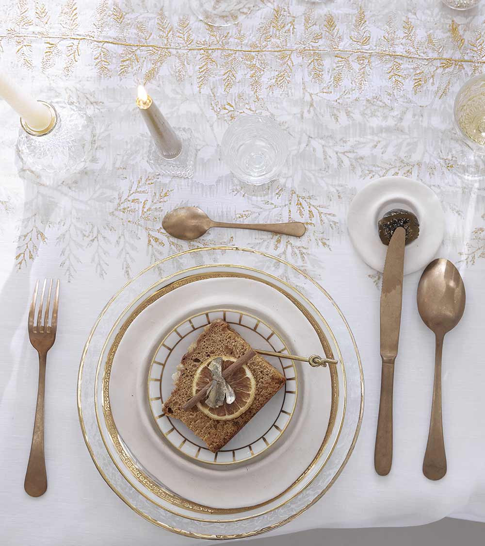 Nappe en lin brodée Fossile fabrication Française, brodé au fil d'or