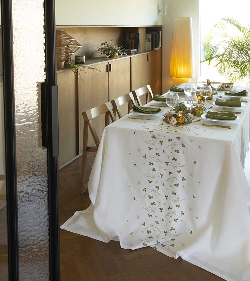 Nappe en lin brodée Chance, broderie trèfles, belle qualité origine France Garantie