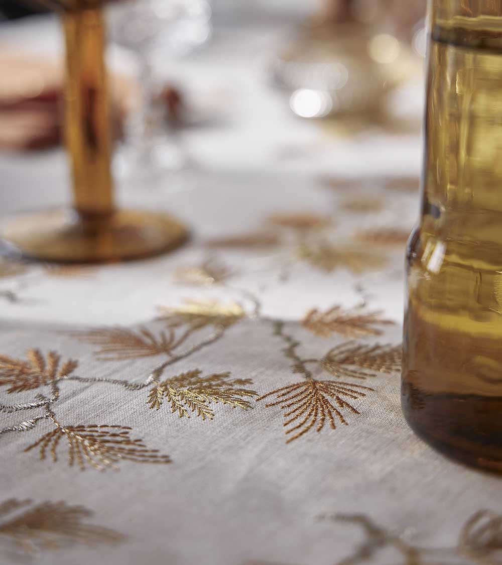 Nappe en lin brodée Ramage naturel, artisanat français