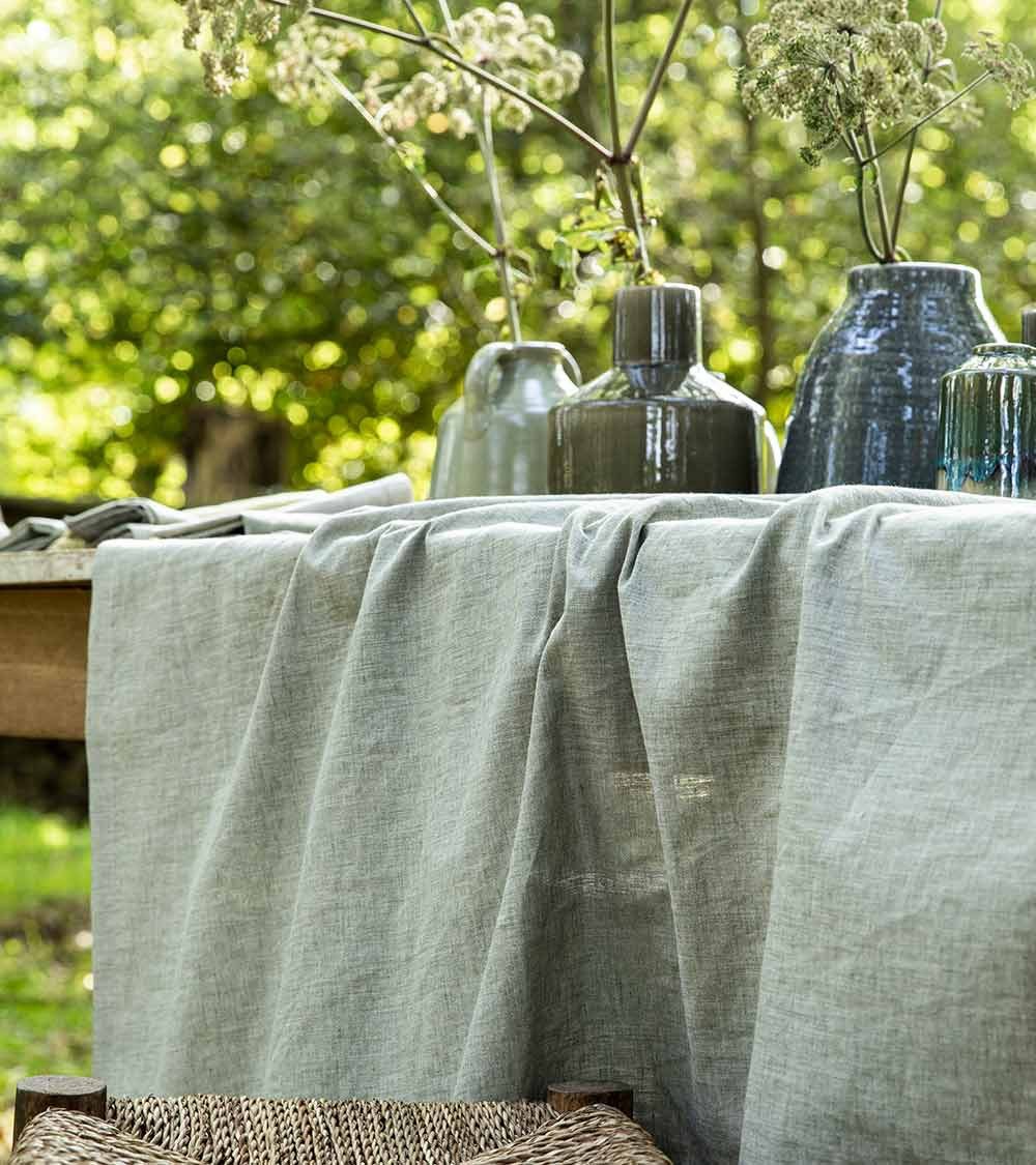 Nappe en lin Chambray Sauge, artisanat français, pour vos repas de prestige
