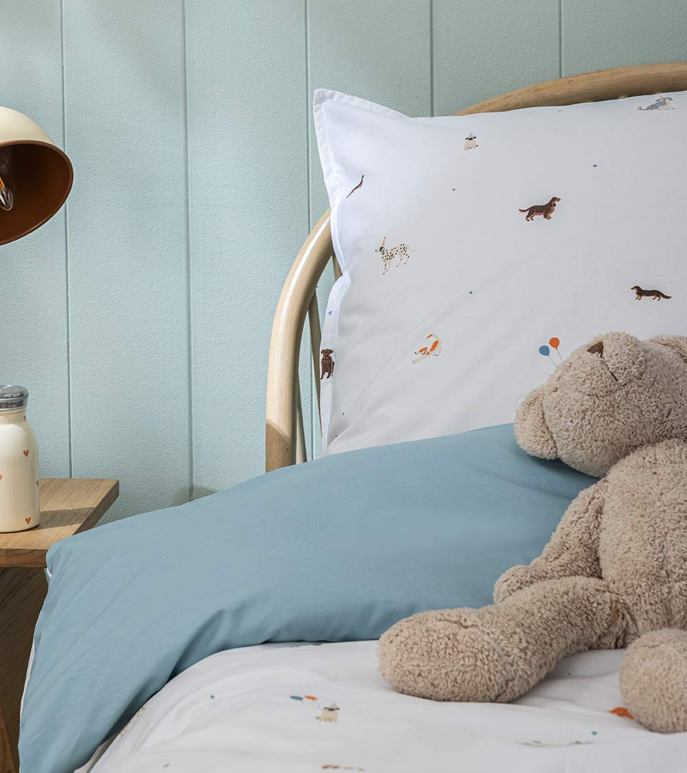 Taie d'Oreiller Percale LA PARADE EN FÊTE, linge de lit pour enfant fabriqué en France, imprimé motif chien sur fond blanc