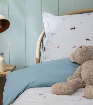 Taie d'Oreiller Percale LA PARADE EN FÊTE, linge de lit pour enfant fabriqué en France, imprimé motif chien sur fond blanc