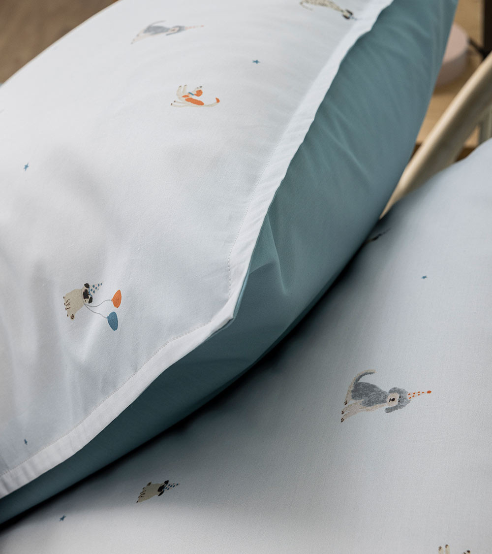 Taie d'Oreiller Percale LA PARADE EN FÊTE, linge de lit pour enfant fabriqué en France, imprimé motif chien sur fond blanc