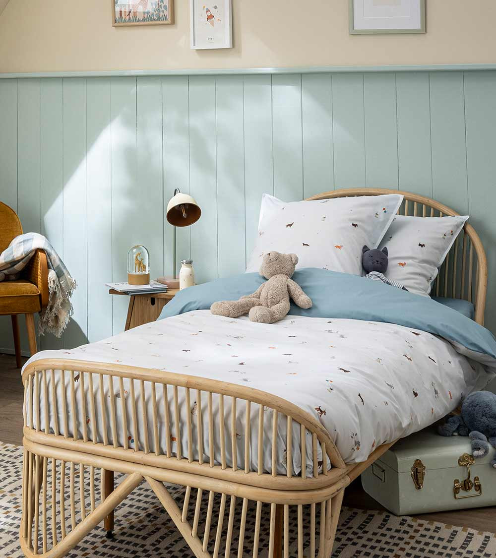 Taie d'Oreiller Percale LA PARADE EN FÊTE, linge de lit pour enfant fabriqué en France, imprimé motif chien sur fond blanc