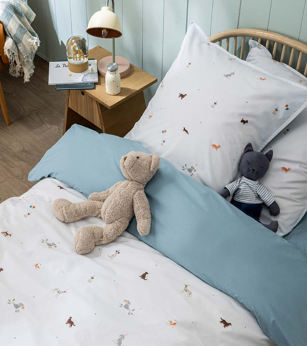 Taie d'Oreiller Percale LA PARADE EN FÊTE, linge de lit pour enfant fabriqué en France, imprimé motif chien sur fond blanc