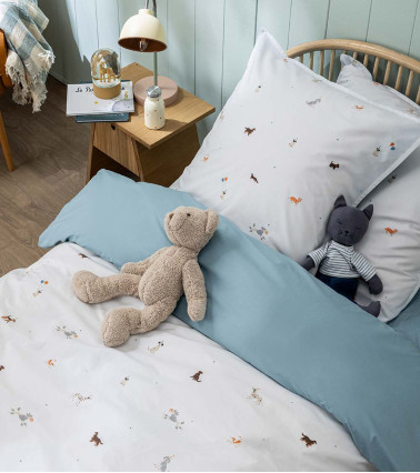 Taie d'Oreiller Percale LA PARADE EN FÊTE, linge de lit pour enfant fabriqué en France, imprimé motif chien sur fond blanc