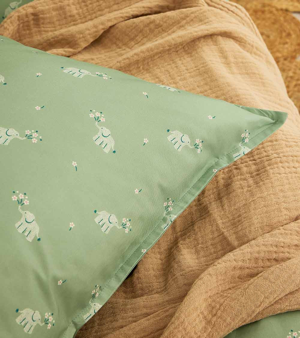 Taie d'Oreiller CUEILLETTE, linge de lit pour enfant fabriqué en France, motif fleuri et éléphants, vert sauge