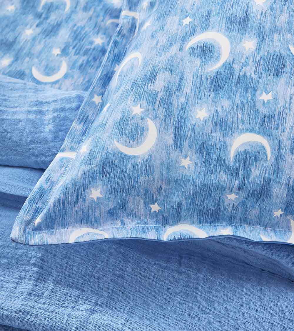 Taie d'Oreiller PETIT RÊVEUR, linge de lit pour enfant fabriqué en France, motif étoilé et lune bleu, ciel, nuit