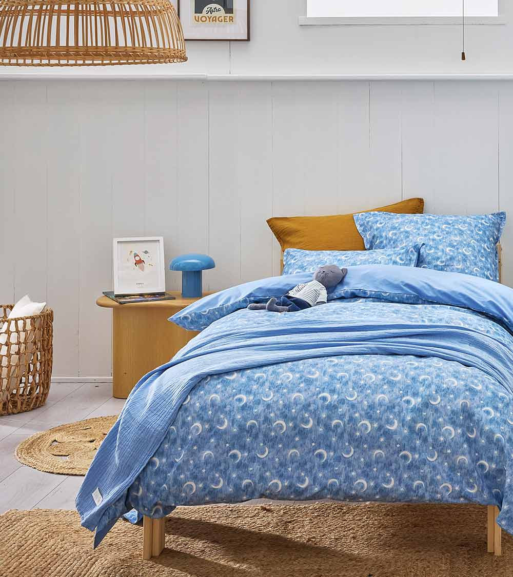 Taie d'Oreiller PETIT RÊVEUR, linge de lit pour enfant fabriqué en France, motif étoilé et lune bleu, ciel, nuit