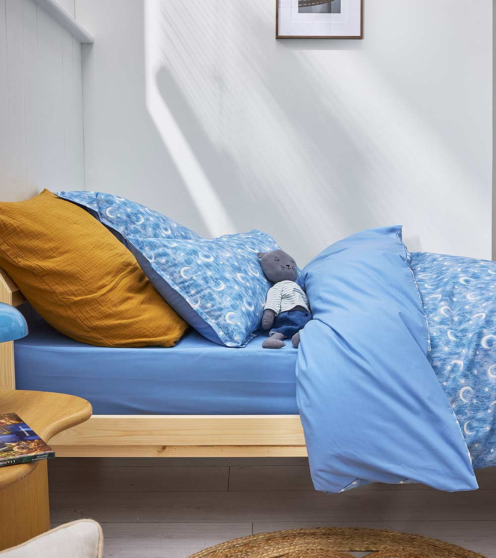 Taie d'Oreiller PETIT RÊVEUR, linge de lit pour enfant fabriqué en France, motif étoilé et lune bleu, ciel, nuit