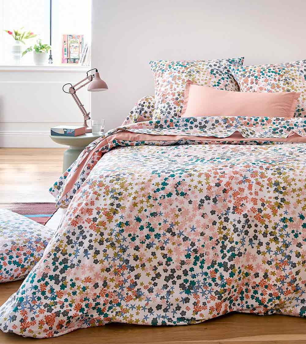 Taie d'oreiller percale de coton LOLITA OPALE, linge de lit fabriqué en France, motif fleuri multicolore, rose poudré