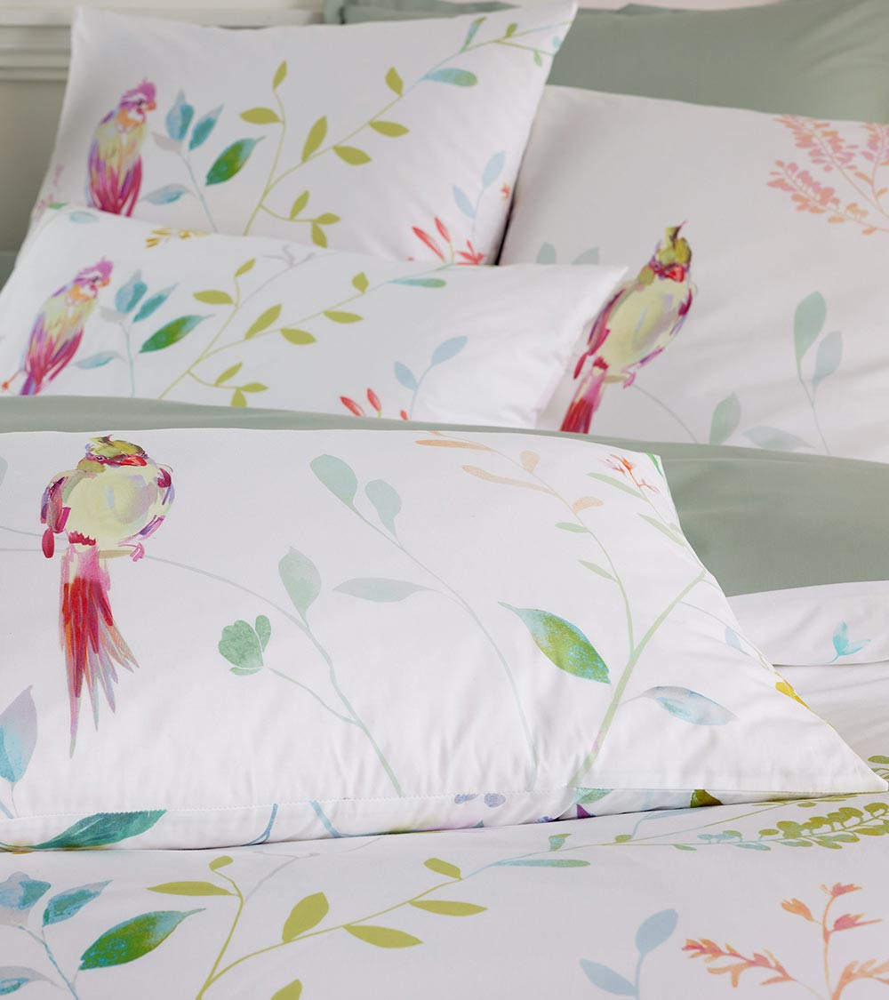 Housse de couette percale ZÉPHYR, linge de lit fabriqué en France, motif oiseaux et feuillage sur fond blanc, aquarelle