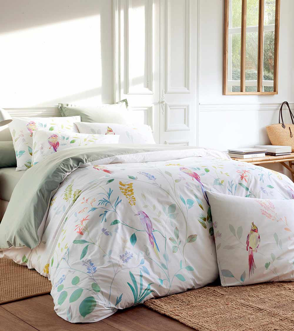 Housse de couette percale ZÉPHYR, linge de lit fabriqué en France, motif oiseaux et feuillage sur fond blanc, aquarelle