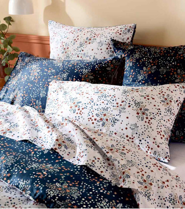 Taie d'oreiller satin de coton LILOU MARINE, linge de lit fabriqué en France, imprimé fleuri blanc et bleu marine