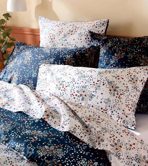 Taie de traversin satin de coton LILOU MARINE, linge de lit fabriqué en France, motif fleuri blanc et bleu marine