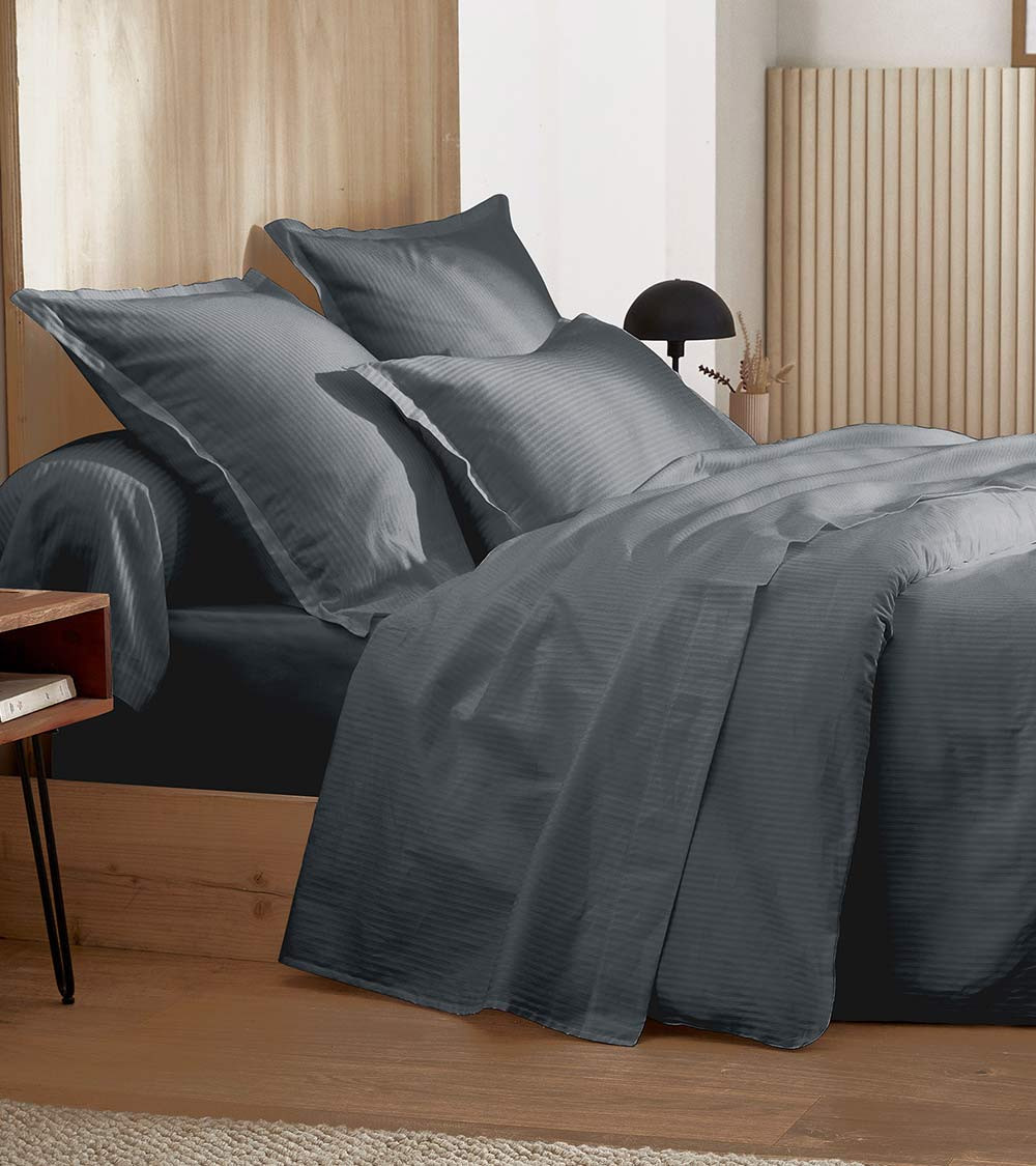 Taie d'oreiller satin GRAND HÔTEL GRAPHITE, linge de lit fabriqué en France, gris anthracite rayé