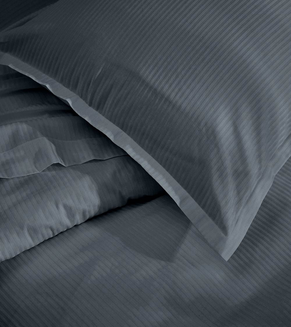 Taie d'oreiller satin GRAND HÔTEL GRAPHITE, linge de lit fabriqué en France, gris anthracite rayé