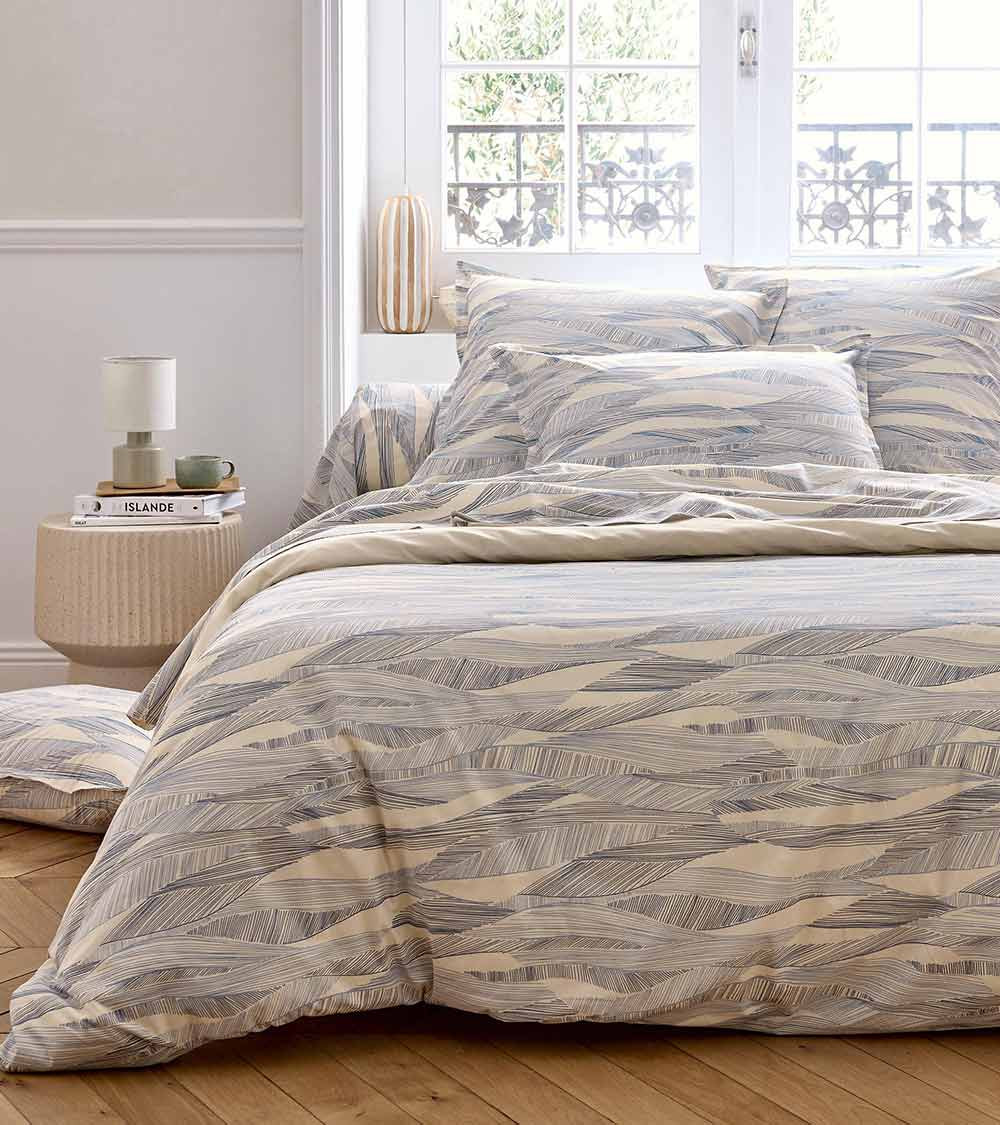 Taie d'oreiller coton ONDE BLEU, linge de lit fabriqué en France, motif imprimé lignes bleu fond blanc cassé, mer, vagues