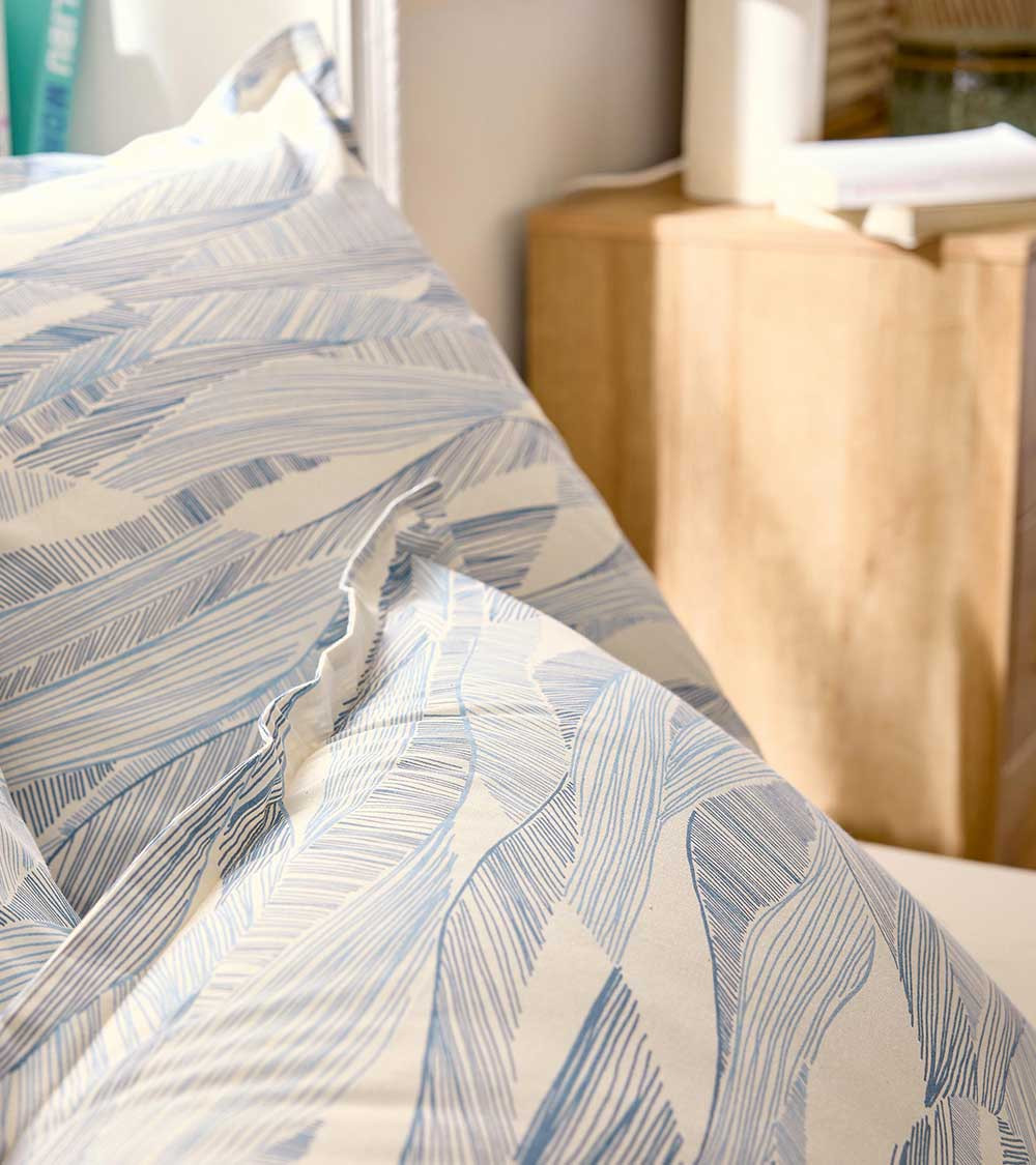 Drap de lit coton ONDE BLEU, linge de lit fabriqué en France, motif de vague, mer, lignes ondulés, bleu et blanc cassé, écru