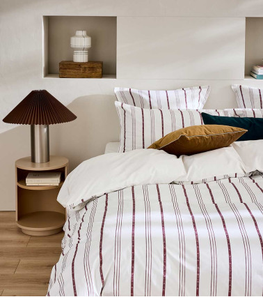 Taie d'Oreiller Percale ÉPURE, linge de lit imprimé fabriqué en France, motif lignes rayé prunes sur fond blanc