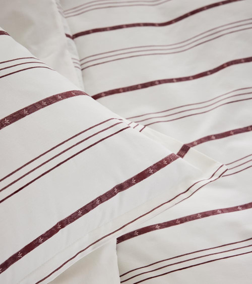 Taie d'Oreiller Percale ÉPURE, linge de lit imprimé fabriqué en France, motif lignes rayé prunes sur fond blanc