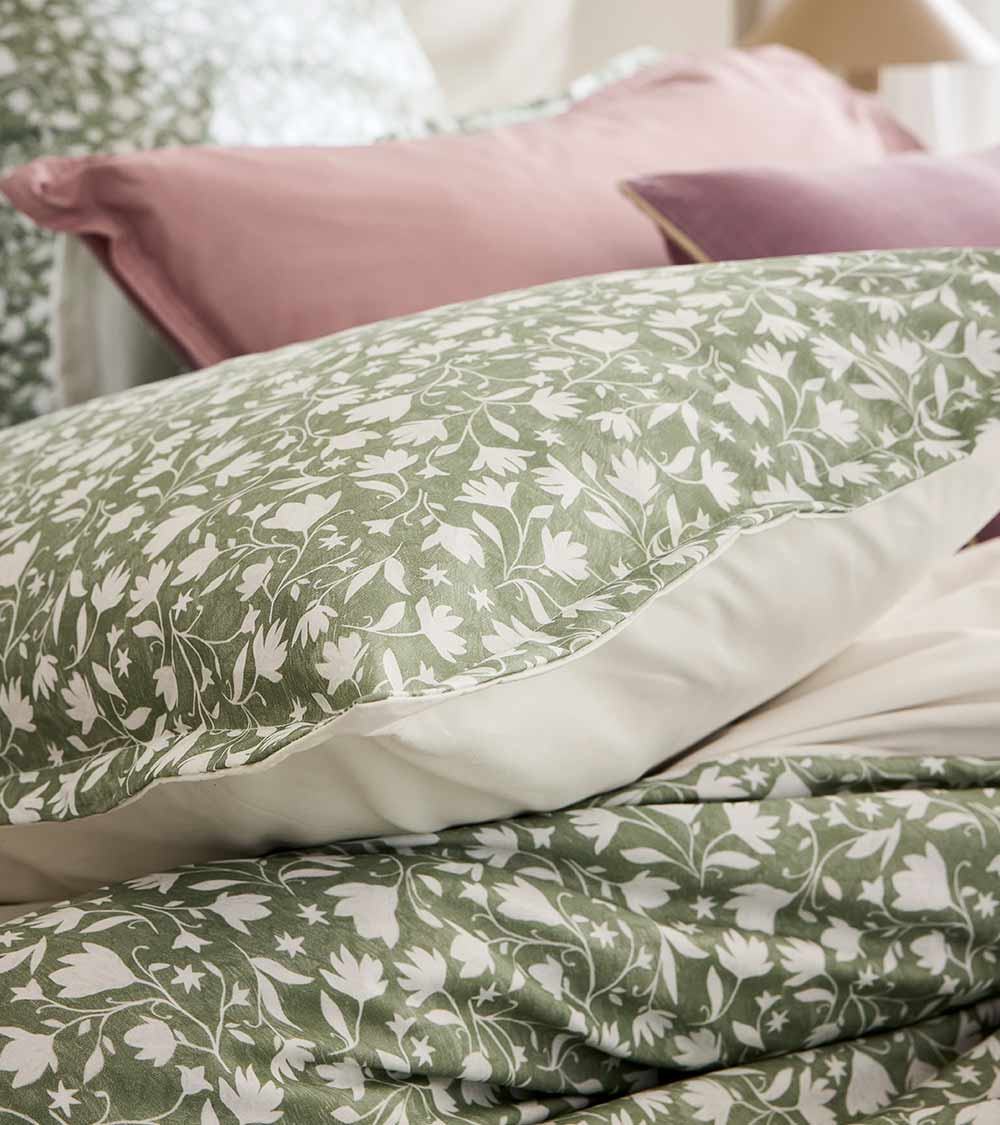 Housse de Couette Percale ARABESQUE, linge de lit imprimé fabriqué en France, motif fleuri feuillages, vert amande, blanc cassé