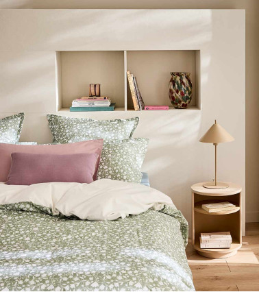 Taie d'Oreiller Percale ARABESQUE, linge de lit imprimé fabriqué en France, motif fleuri végétale vert amande et blanc cassé