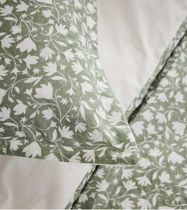 Taie d'Oreiller Percale ARABESQUE, linge de lit imprimé fabriqué en France, motif fleuri végétale vert amande et blanc cassé