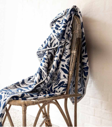 Drap de plage Bréhat jacquard de coton, serviette de plage imprimé floral bleu et blanc
