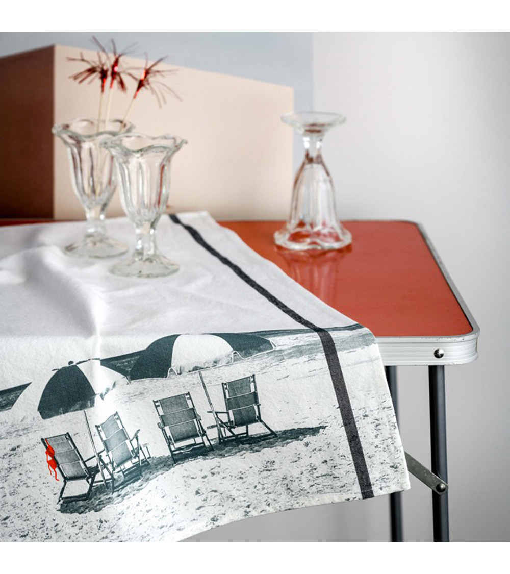 Torchon Dolce Vita 50 x 70, 50x70 cm, coton biologique fabriqué au Portugal, imprimé plage et parasols, fond blanc