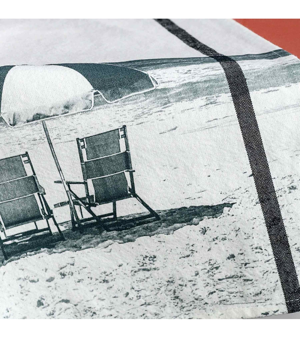 Torchon Dolce Vita 50 x 70, 50x70 cm, coton biologique fabriqué au Portugal, imprimé plage et parasols, fond blanc