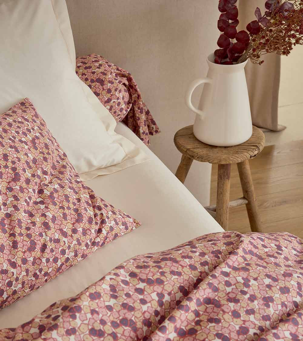 Détail du motif organique du drap MORGANE PRUNE