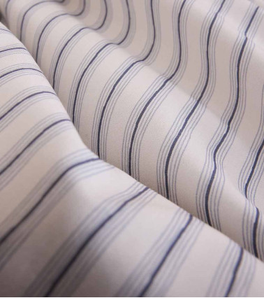 Détail des rayures bleues irrégulières de la percale TISSAGE, fabrication française