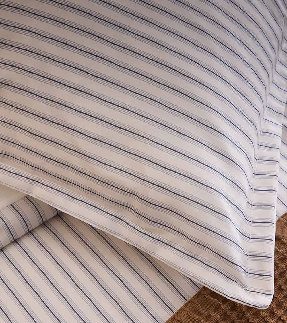 Taie d’oreiller TISSAGE en percale de coton rayée bleue fabriquée en France