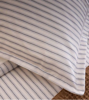 Taie d’oreiller TISSAGE en percale de coton rayée bleue fabriquée en France