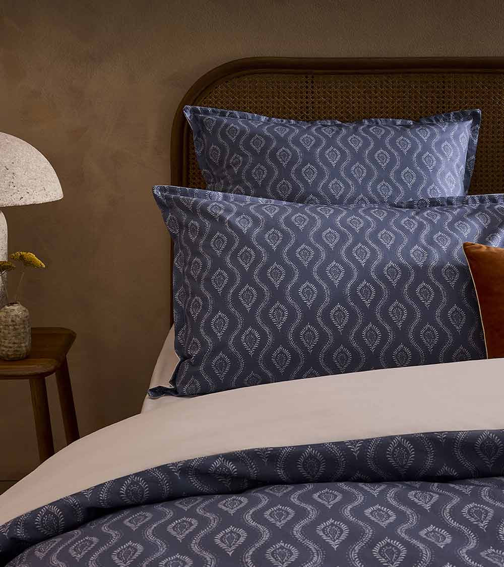 Parure HAVELI bleu profond dans une chambre aux tons naturels