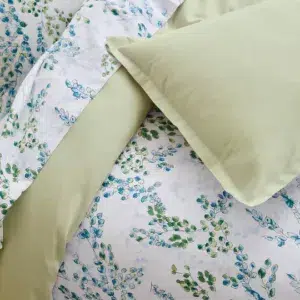 Linge de lit satin Angèle Tilleul, 110fils/cm², Fabrication Française pour cette parure avec taie oreiller et traversin, drap plus, housse de couette.